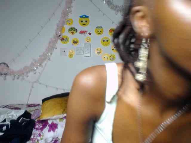 QueenAria webcam