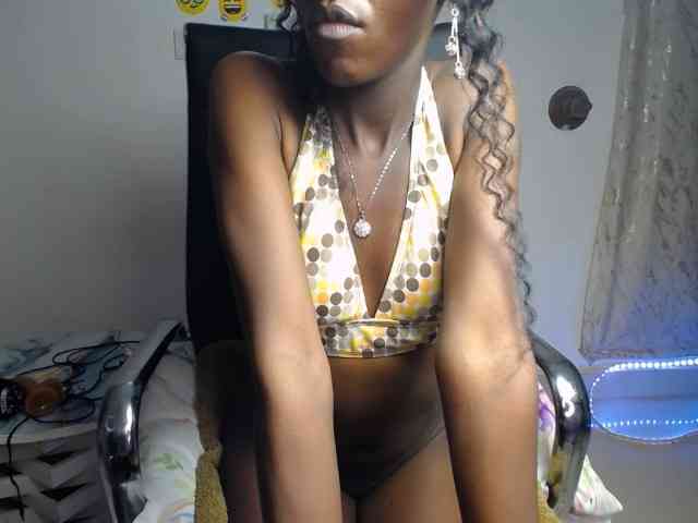 QueenAria webcam