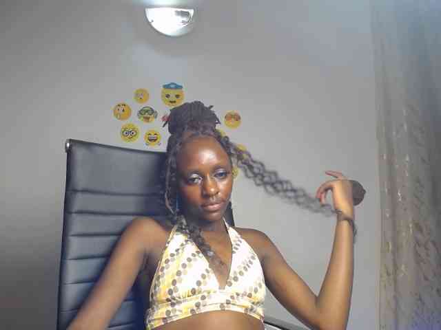 QueenAria webcam