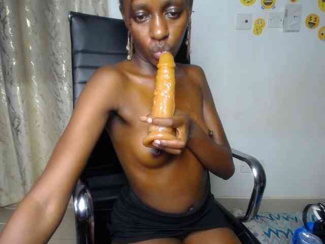 QueenAria webcam