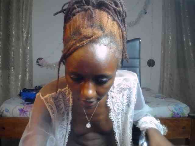 QueenAria webcam