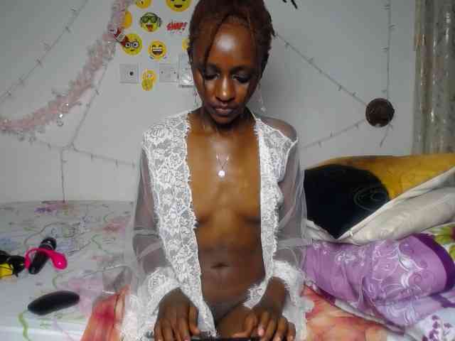 QueenAria Live Webcam on BongaCams