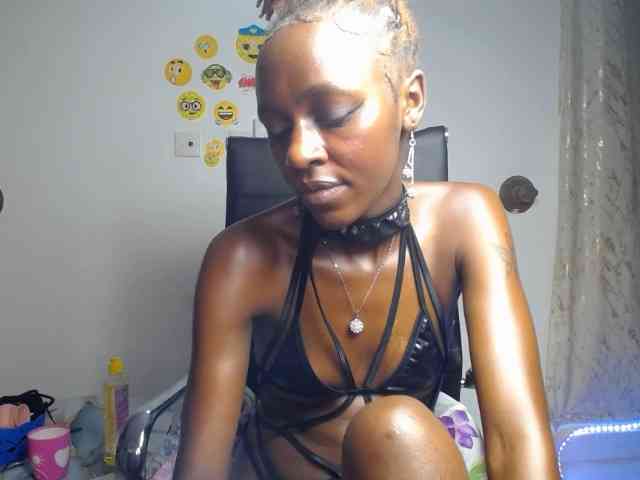 QueenAria webcam