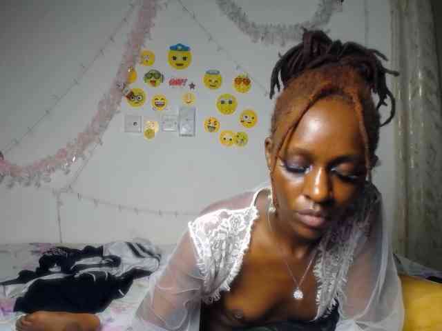 QueenAria webcam