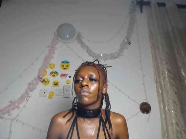 QueenAria webcam