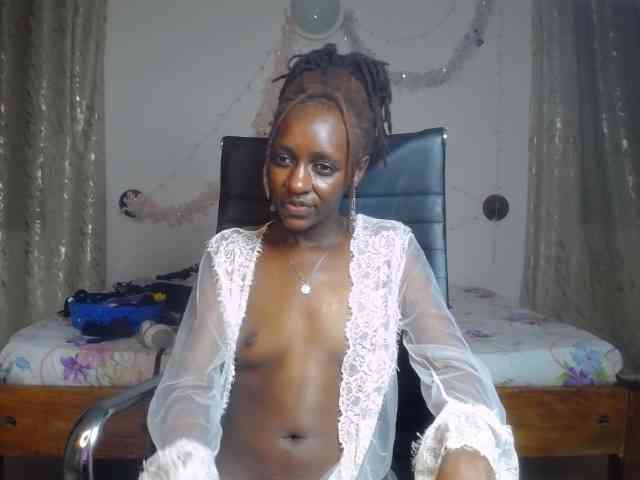 QueenAria webcam