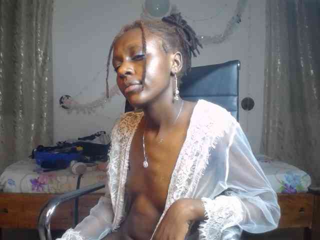 QueenAria webcam