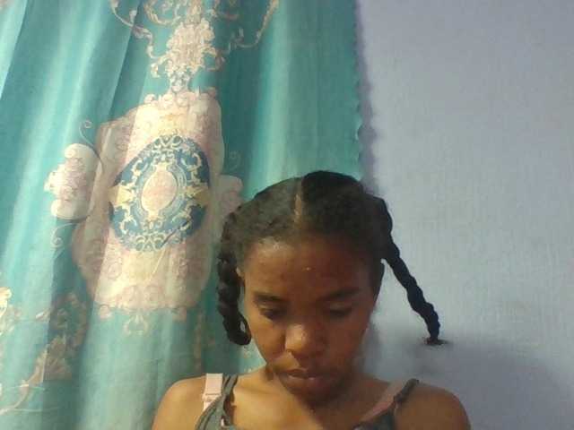 Emelie1a live cam on BongaCams