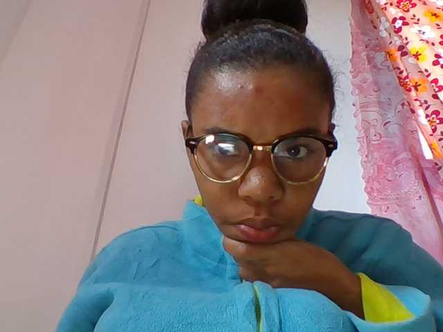 Emelie1a, en directo ahora en BongaCams