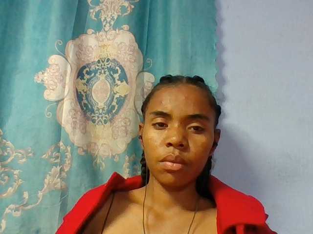 Emelie1a live cam on BongaCams