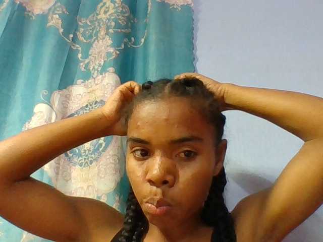 Emelie1a live cam on BongaCams