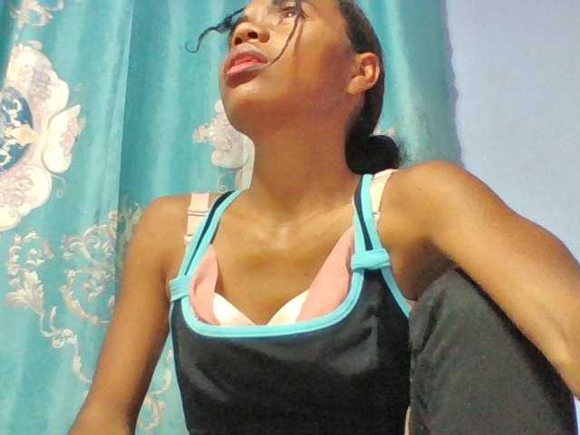 Emelie1a live cam on BongaCams