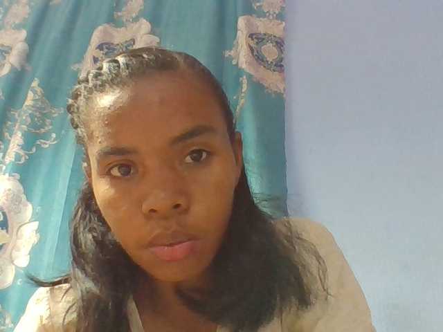 Emelie1a live cam on BongaCams