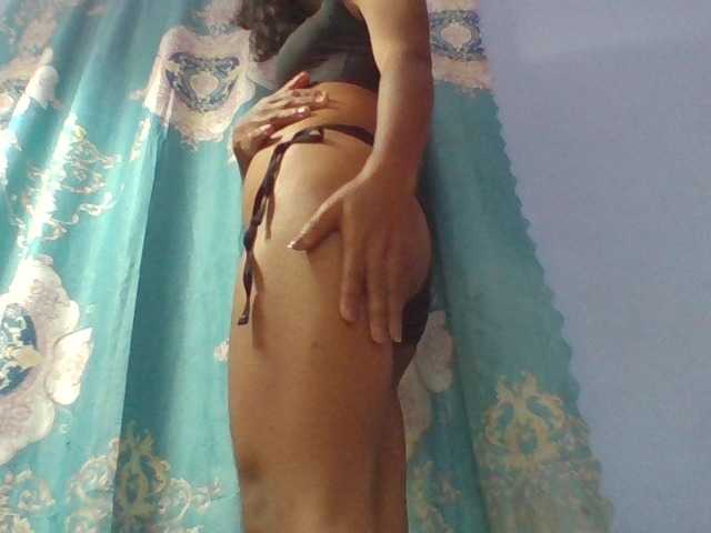 Emelie1a live cam on BongaCams