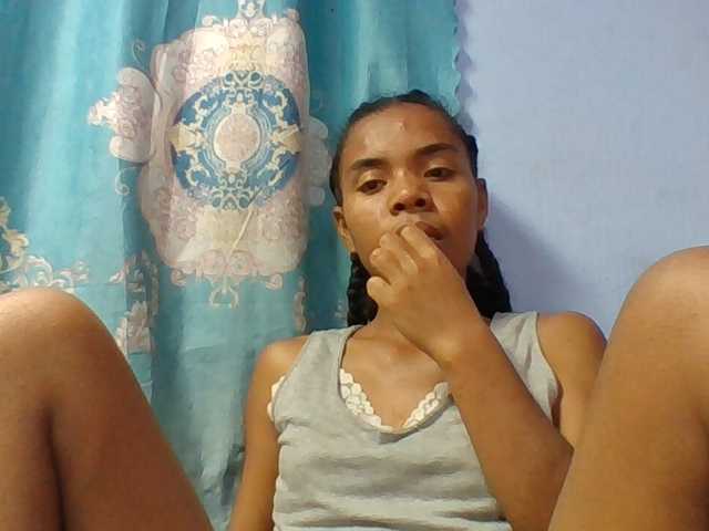 Emelie1a live cam on BongaCams