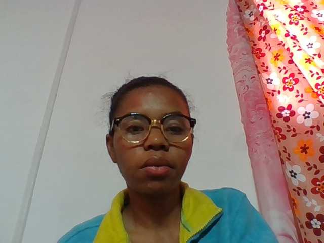 Emelie1a live cam on BongaCams