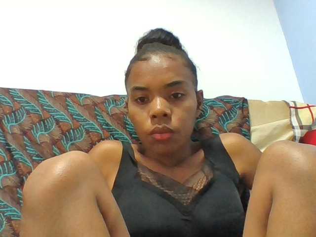 Emelie1a live cam on BongaCams