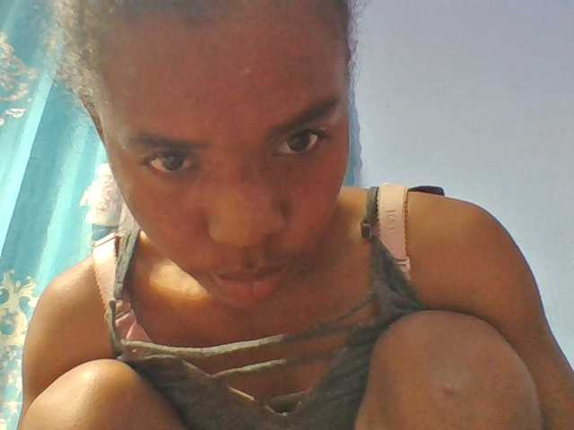 Emelie1a live cam on BongaCams
