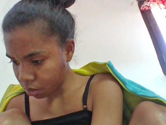 Emelie1a, en directo ahora en BongaCams