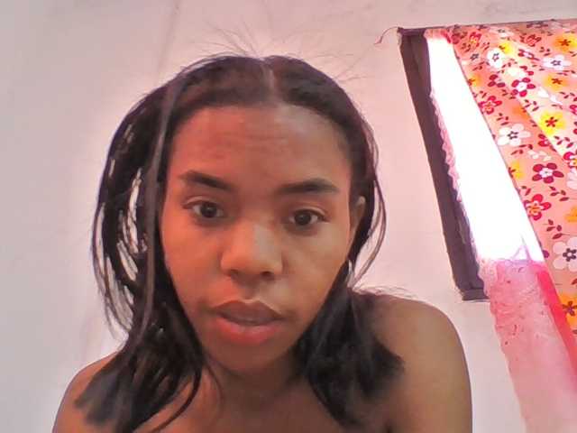 Emelie1a live cam on BongaCams