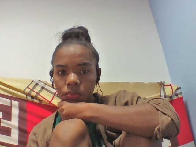 Emelie1a live cam on BongaCams