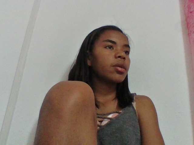 Emelie1a live cam on BongaCams