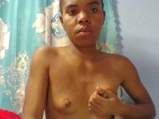 Emelie1a live cam on BongaCams