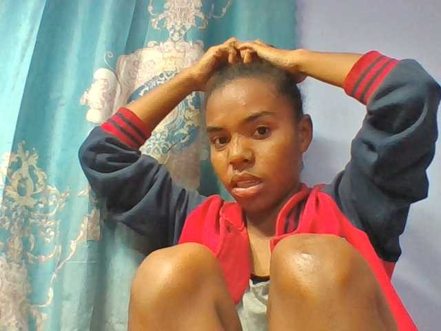 Emelie1a live cam on BongaCams