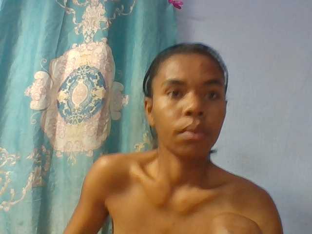 Emelie1a live cam on BongaCams