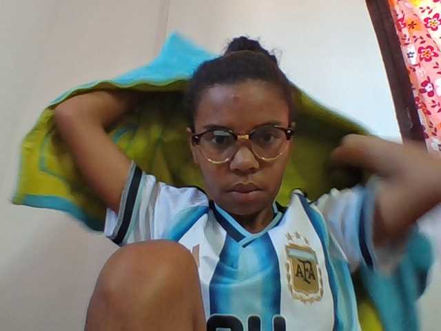 Emelie1a, en directo ahora en BongaCams