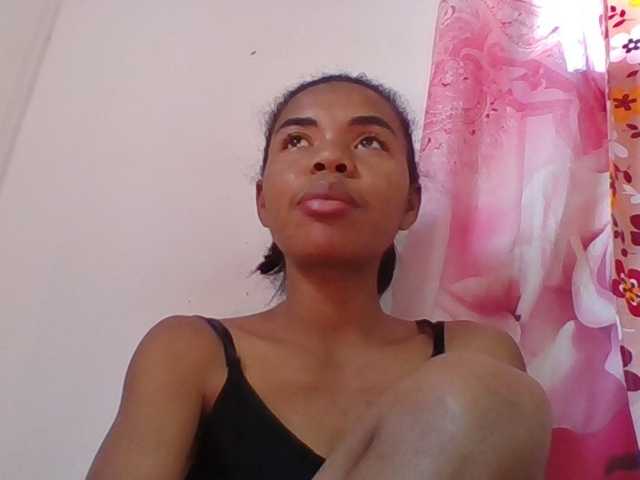 Emelie1a vous attend pour discuter, flirter et plus sur bongacams