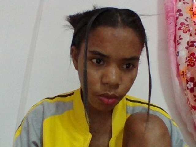 Emelie1a live cam on BongaCams