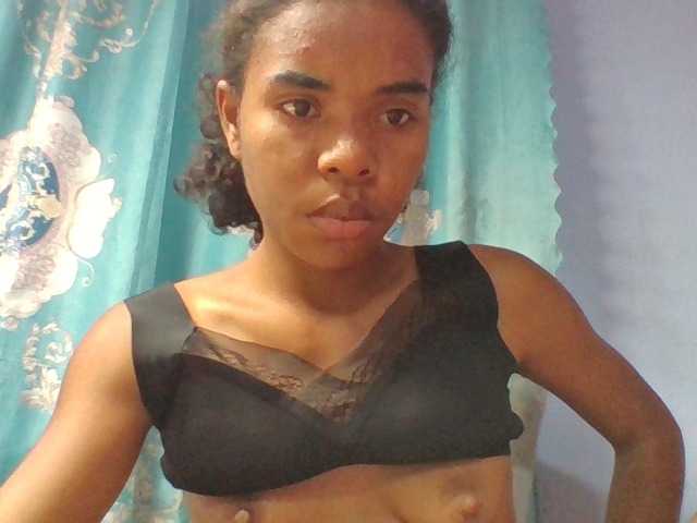 Emelie1a live cam on BongaCams
