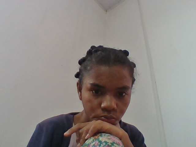 Emelie1a live cam on BongaCams