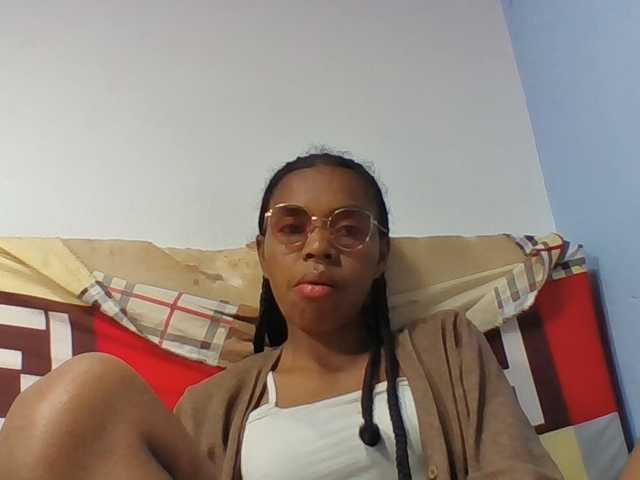 Emelie1a live cam on BongaCams