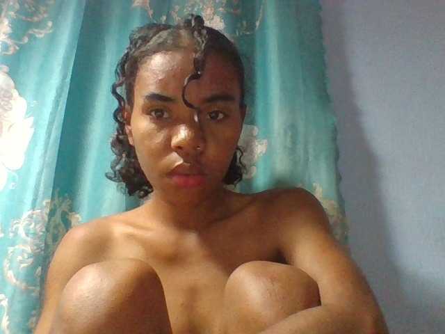 Emelie1a live cam on BongaCams