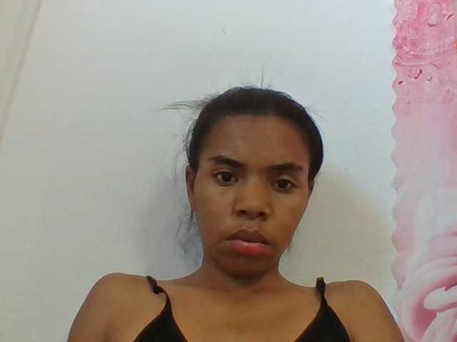 Emelie1a live cam on BongaCams