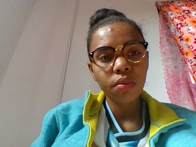 Emelie1a, live now on BongaCams