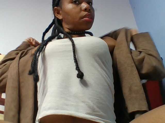 Emelie1a live cam on BongaCams