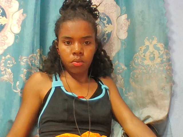 Emelie1a live cam on BongaCams