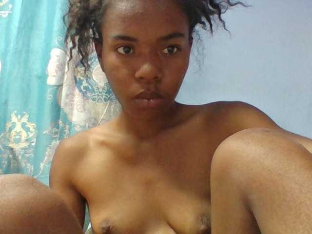 Emelie1a live cam on BongaCams