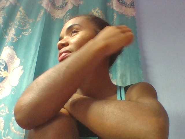 Emelie1a live cam on BongaCams