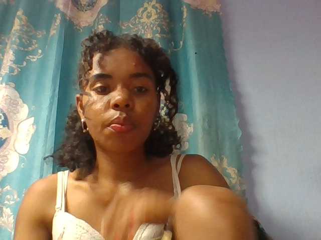 Emelie1a live cam on BongaCams