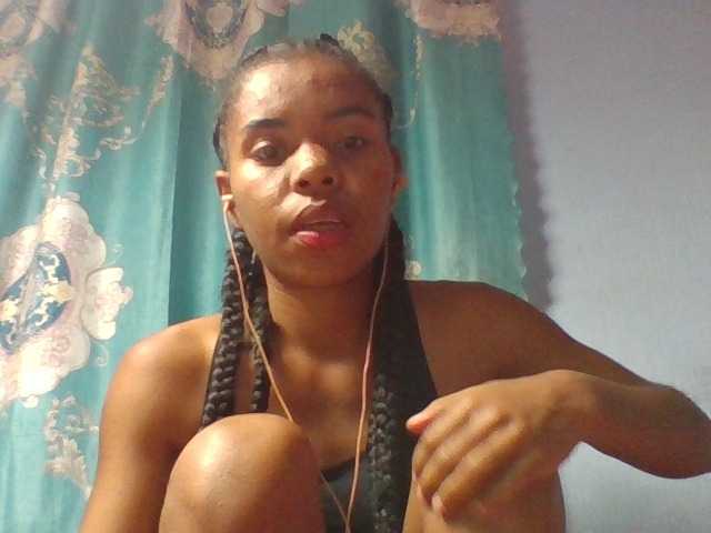 Emelie1a live cam on BongaCams