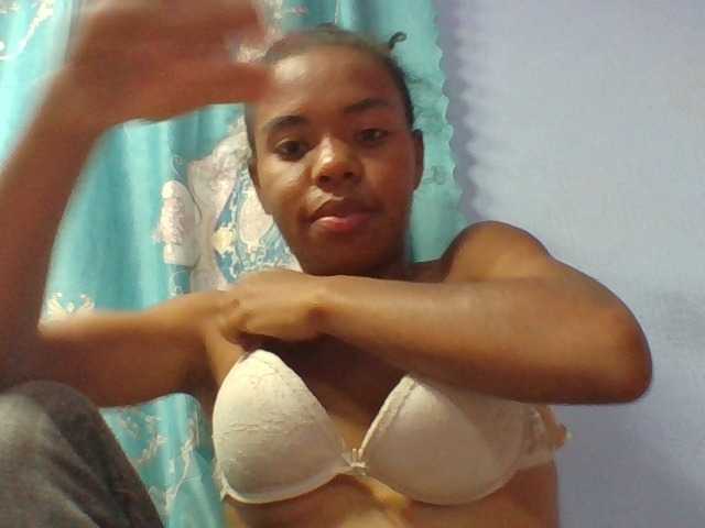 Emelie1a live cam on BongaCams