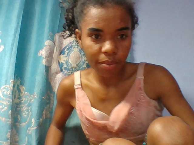 Emelie1a live cam on BongaCams