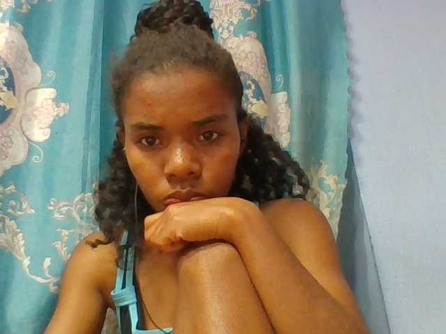Emelie1a live cam on BongaCams