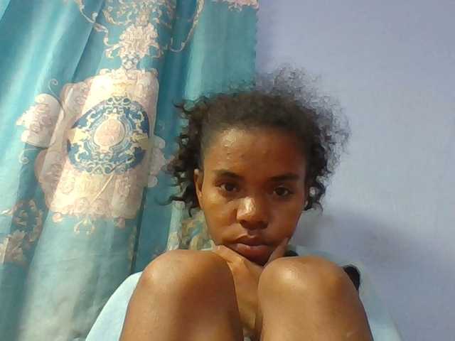 Emelie1a live cam on BongaCams