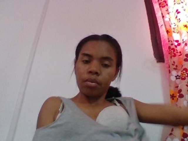 Emelie1a live cam on BongaCams
