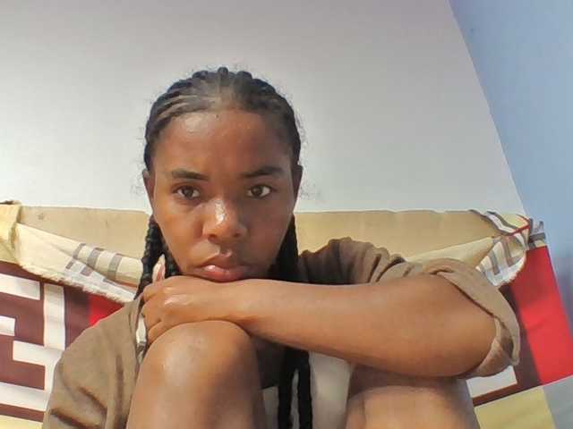 Emelie1a live cam on BongaCams